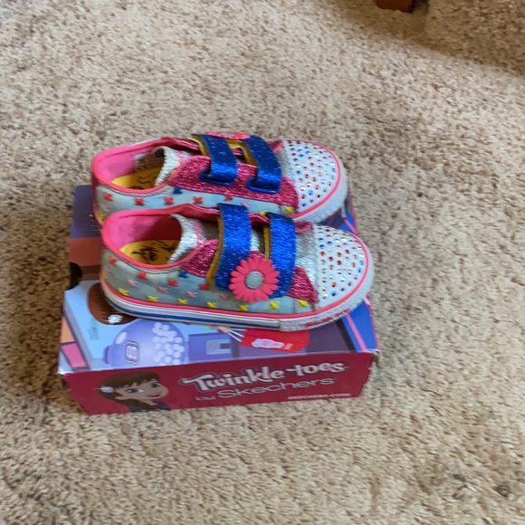 Skechers - Picture 3 of 4